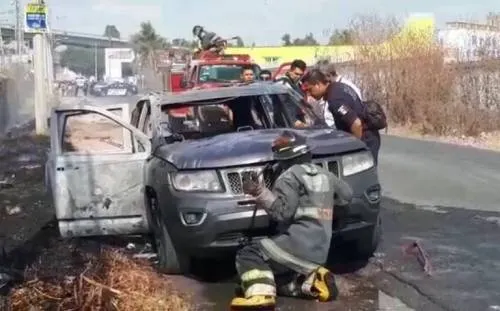 Incendian camioneta en Hueyotlipan; se desconoce paradero de tripulantes