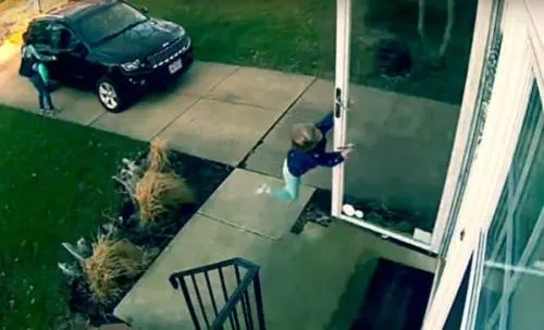 Video: Ráfaga de viento se lleva a niña en Cleveland