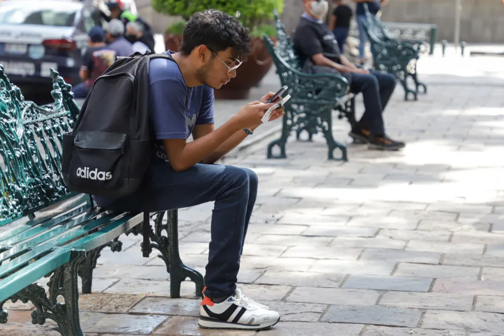 joven usando un teléfono