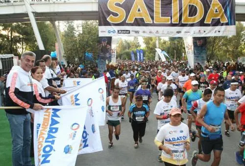 Dinorah López y Tony Gali dan banderazo de salida al Maratón Internacional Puebla 2018