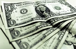 Dólar cierra en 20.70 pesos, 10 centavos menos que ayer