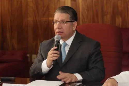 El puntero se definirá en la campaña, señala Doger, al minimizar cifras de encuestas recientes