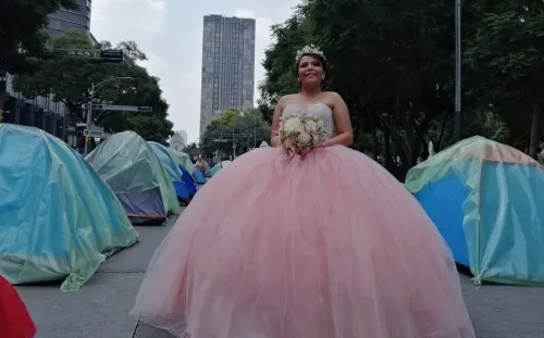 Quinceañera usa mitin de Frena como set para tomarse fotos