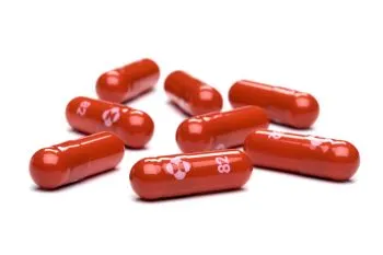 Aprueba la OMS el primer tratamiento oral contra COVID-19