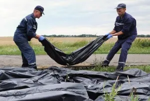 En vagones de tren retiran cadáveres de avión derribado en Ucrania