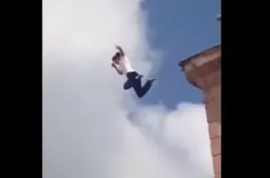 Jovencita se lanza de campanario de 10 metros y ¡sobrevive!
