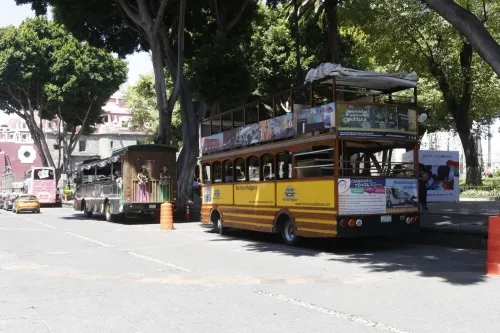 Encaran dueños de turibuses a funcionarias municipales por reglas de operación