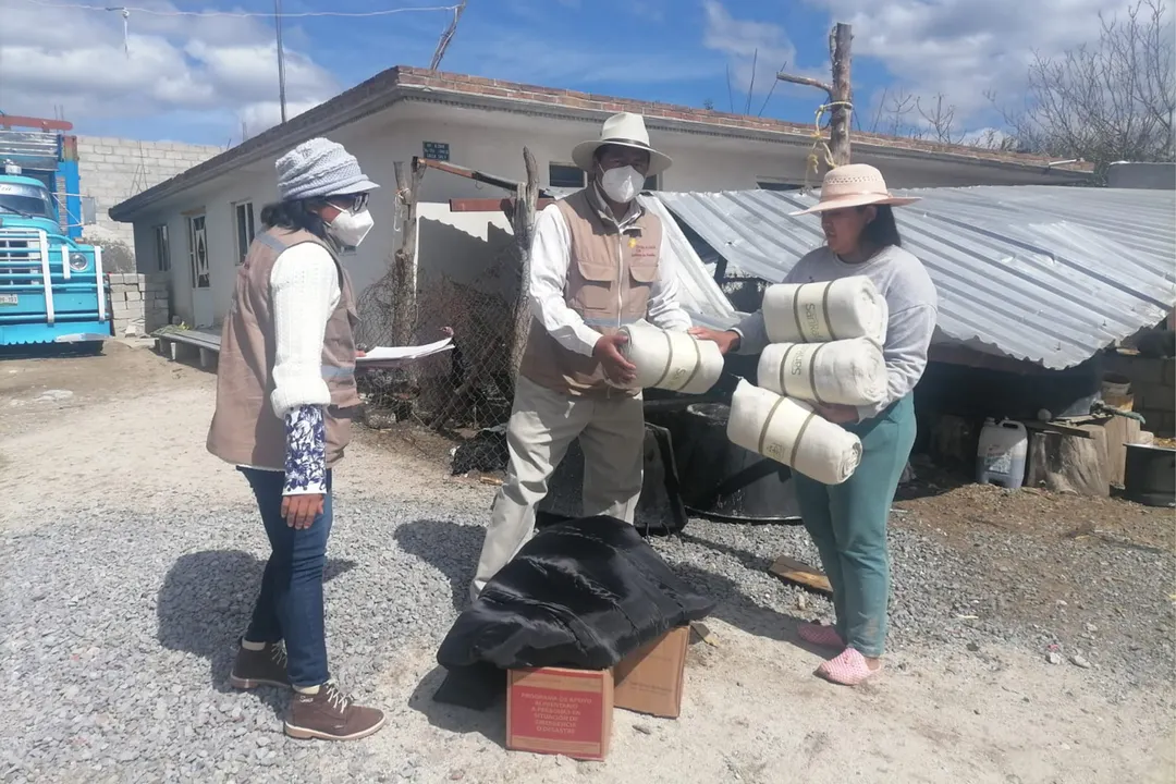 Lleva SEDIF apoyos a familias afectadas por contingencia en Tlachichuca y Acatzingo