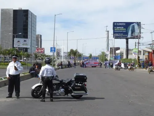 Habitantes de Cacalotepec mantienen cerrada la vía Atlixcáyotl por promesas de obras incumplidas