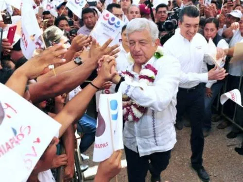 AMLO reta a decir quién pagó serie sobre populismo en AL