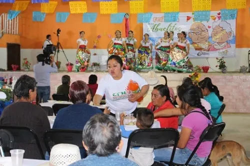 Granjas Carroll honró a  los abuelitos en su día