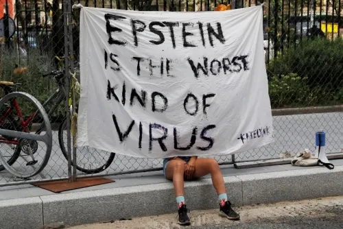Niegan libertad condicional a Ghislaine Maxwell, acusada de captar menores a Jeffrey Epstein