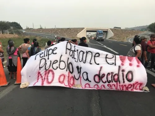 Habitantes de Santa María Coapan bloquean carretera en oposición a construcción de gasolinera