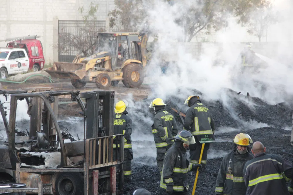 Incendio en bodega de tarimas de madera