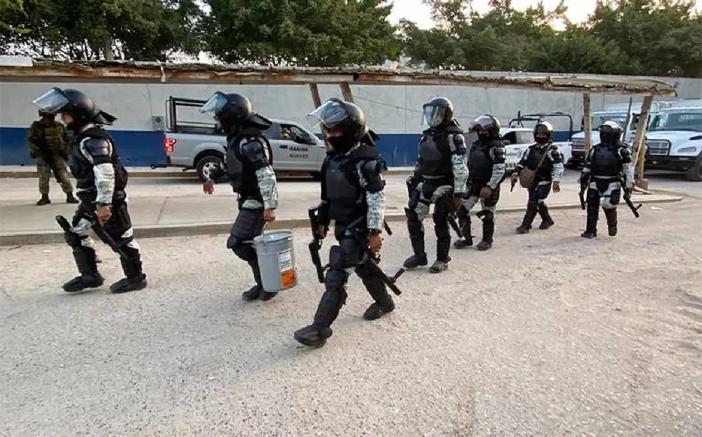 Motín en cárcel de Acapulco deja a 20 policías heridos