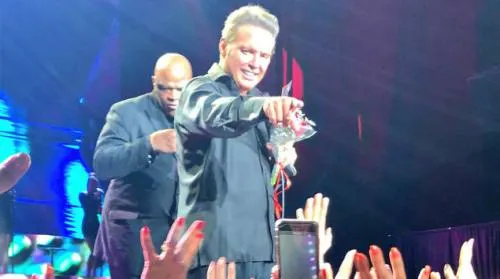 Fans le cantan “Las Mañanitas” a Luis Miguel y está fue su reacción (VIDEO)