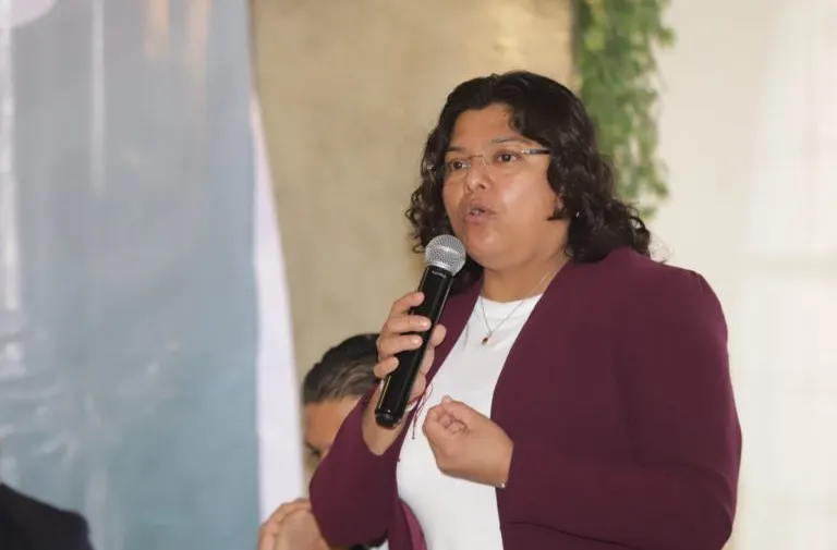 Karina ya tiene un pie fuera de Morena