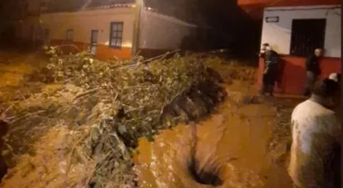 Evacuan a más de mil personas por avalancha en Colombia