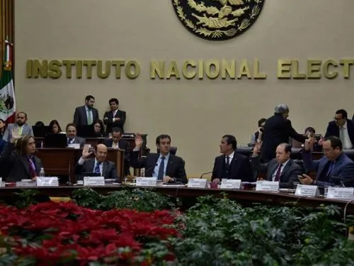 INE revisa exhaustivamente firmas de aspirantes independientes