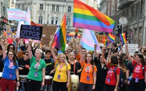 Más de dos mil personas en primera marcha del Orgullo Gay en Bosnia