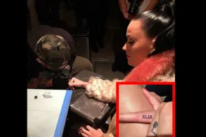 Katy Perry ‘inmortaliza’ con tatuaje su participación en el Super Bowl