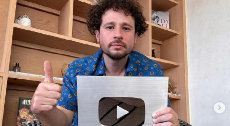 ¡Llegó un poco tarde! Luisito Comunica recibe su placa de Youtube por 100 mil seguidores, nueve años después