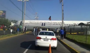 Avión donado al IPN causa intenso tráfico