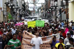Maestros y comerciantes se manifiestan contra Ley del Servicio Docente