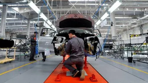 EU quiere impulsar el uso de sus metales en normas para autos del TLCAN