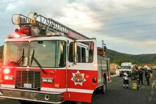 Paracaidista muere al quedar atorado en cables de alta tensión en Tepeaca