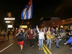 Pequeña Habana en Miami festeja la muerte de Fidel Castro