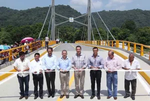 RMV inaugura puente en Xicotepec; construirán base militar en el municipio