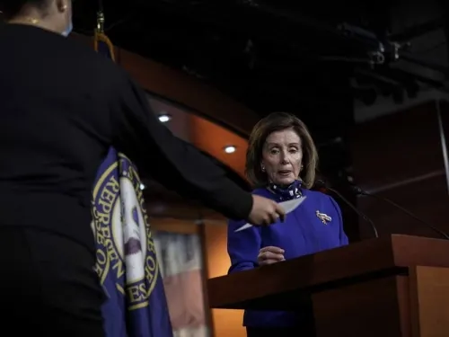 Pelosi anuncia comité de revisión de recursos ante coronavirus