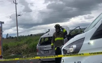 Volcadura de “taxi pirata” dejó un muerto, en la federal Atlixco-Izúcar