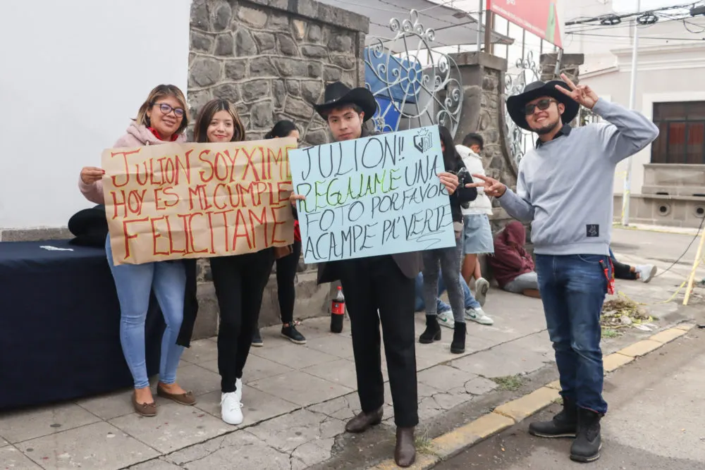 Fila Julión Álvarez en Puebla