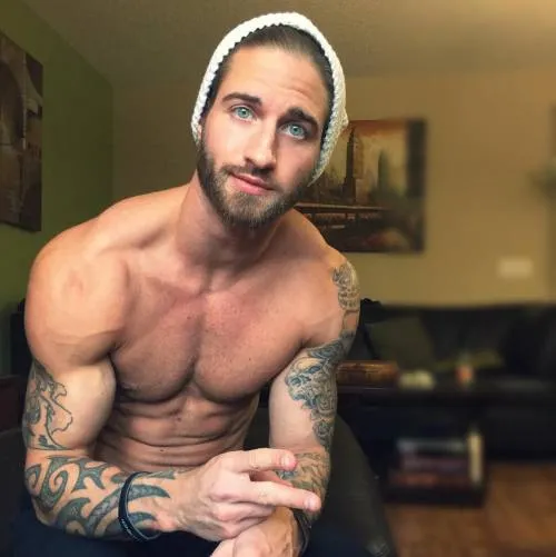 #MartesDeChicos  Travis DesLaurier te conquistará con ese par de ojos azules