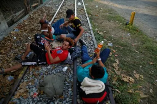 Caravana migrante avanza de territorio oaxaqueño a Sayula, Veracruz