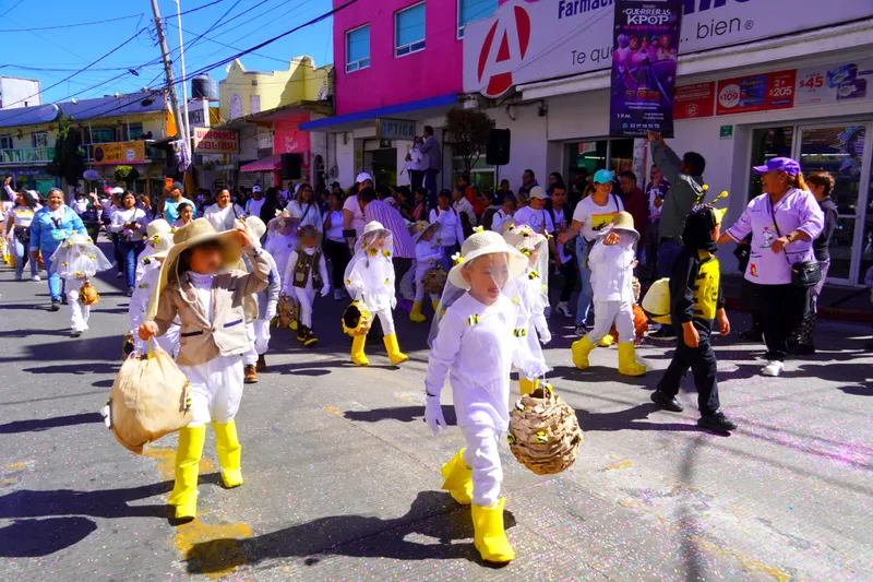 Texmelucan conmemora natalicio de Benito Juárez y celebra llegada de la primavera con desfile