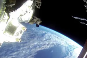 Dos astronautas graban su caminata espacial con una GoPro