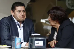 En tribuna del Congreso, propone Armenta quitar 100 diputados pluris