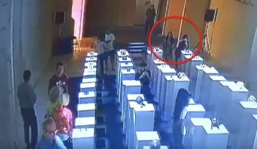 Una selfie causa daños por 200 mil dólares en galería de EU