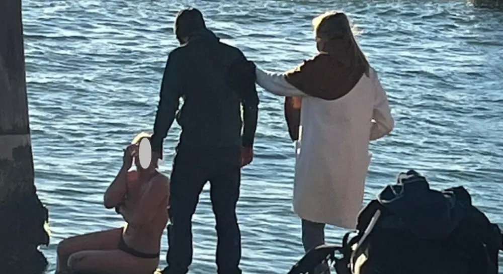 Mujer semidesnuda