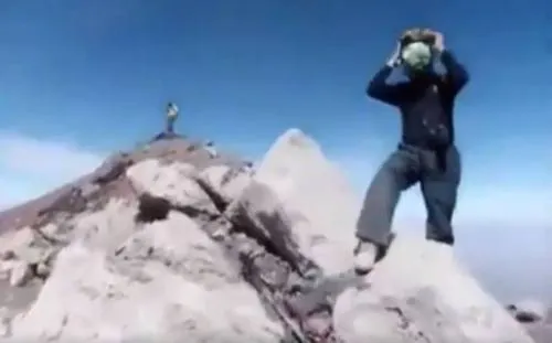 Jóvenes suben al Popocatépetl y lo filman a pesar de que está prohibido