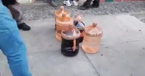 Decomisan al menos 100 litros de alcohol adulterado en tiendita de Huaquechula