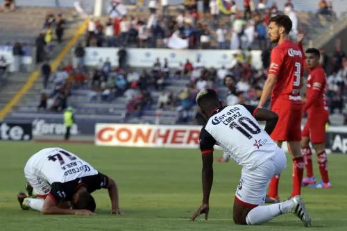 Diablos, los Lobos complican su permanencia