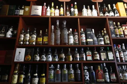 Tiendas de conveniencia podrían dejar de vender alcohol hasta la 1 de la mañana: Banck