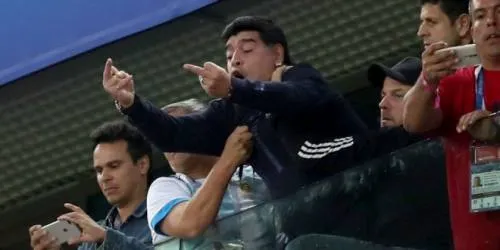 Maradona hace el oso en el partido de Argentina