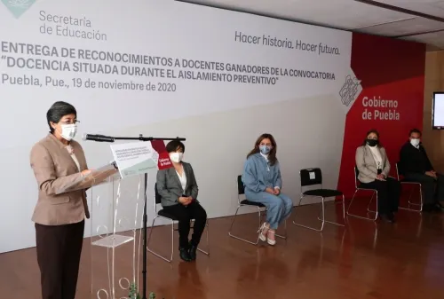 Otorga gobierno reconocimientos a docentes por el diseño de estrategias para educación a distancia
