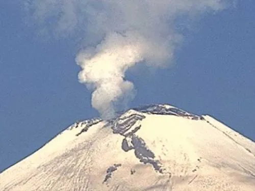 Se detectan dos explosiones y 62 fumarolas del Popocatépetl