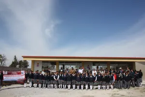 Néstor Camarillo entrega aulas equipadas en Quecholac
